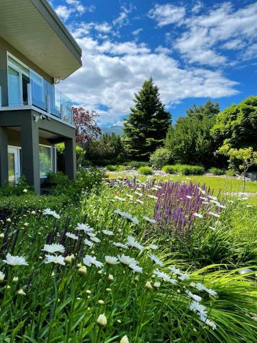 Villa With Amazing Garden And Comfortable Rooms
