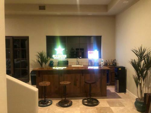 Huge Villa On The Parker Strip