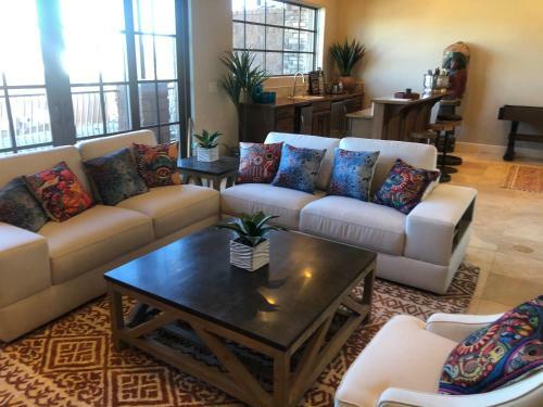 Huge Villa On The Parker Strip