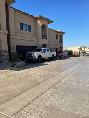 Huge Villa On The Parker Strip