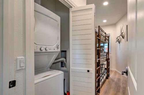 Sunny Cabin With Poker Room And Wraparound Deck!