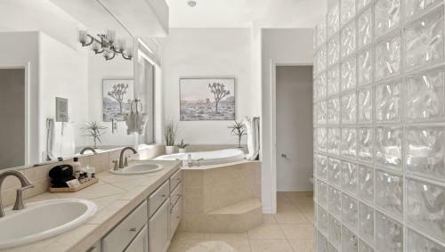 Modern Scottsdale Gem Hike, Golf, Explore!