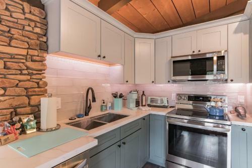Glass House Elk Rim Pine Cabin