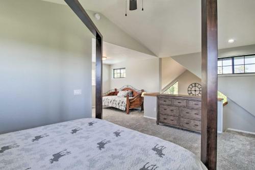 Modern Show Low Retreat With Deck And Mtn Views!