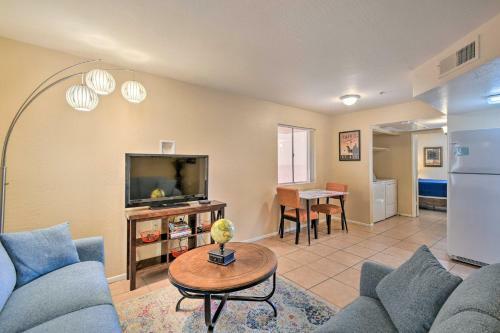 Apartamento Surprise Condo With Patio, 3 Mi To Downtown!