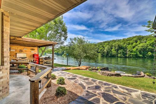 Cotter Home With Direct Access To White River!