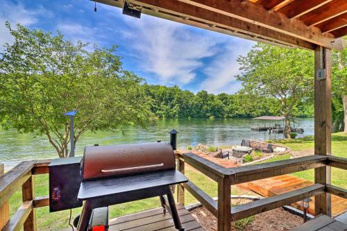Cotter Home With Direct Access To White River!