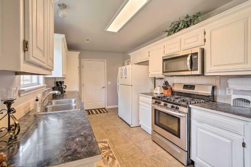 Convenient Centerton Retreat With Deck And Yard!