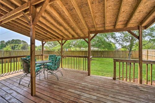 Convenient Centerton Retreat With Deck And Yard!