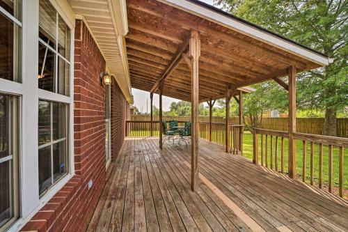 Convenient Centerton Retreat With Deck And Yard!