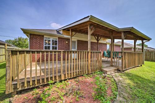 Convenient Centerton Retreat With Deck And Yard!