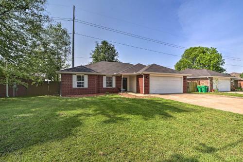 Convenient Centerton Retreat With Deck And Yard!