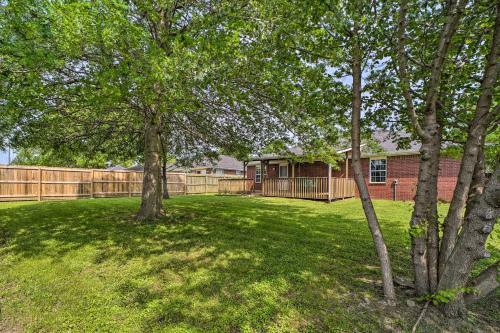Convenient Centerton Retreat With Deck And Yard!