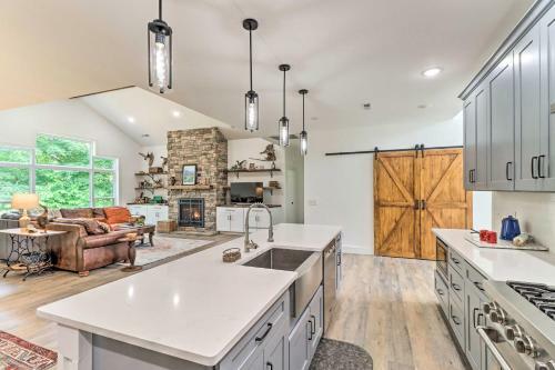 River-view Flippin Escape With Fire Pit And Grill