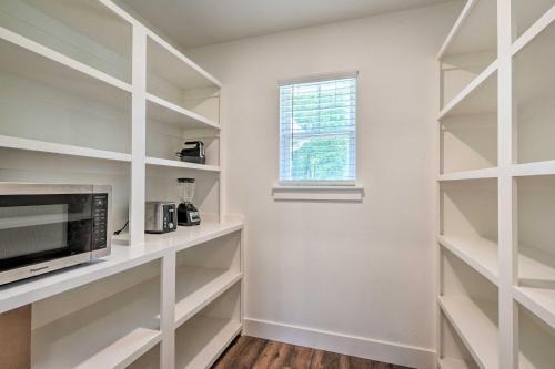 Pet-friendly Bella Vista Home With Deck And Yard!