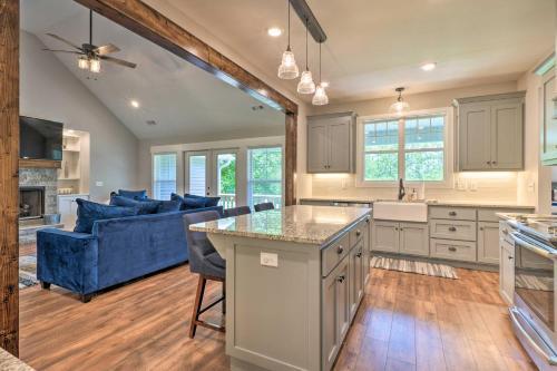 Pet-friendly Bella Vista Home With Deck And Yard!