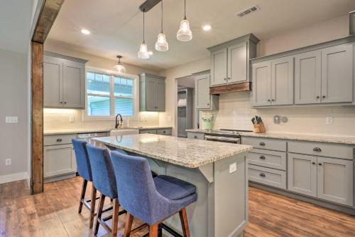 Pet-friendly Bella Vista Home With Deck And Yard!