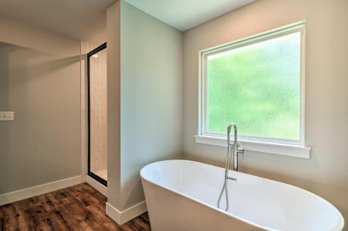 Pet-friendly Bella Vista Home With Deck And Yard!