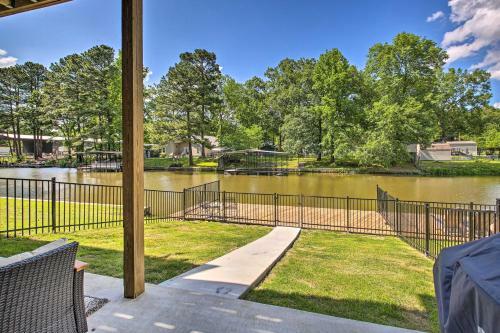 Waterfront Lake Hamilton Home Dock And Grill!