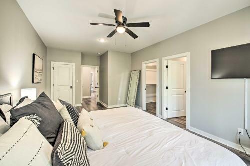 Waterfront Lake Hamilton Home Dock And Grill!