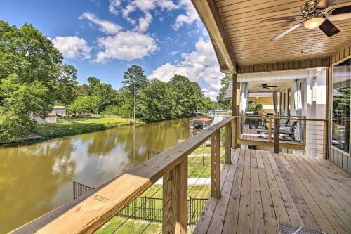 Waterfront Lake Hamilton Home Dock And Grill!