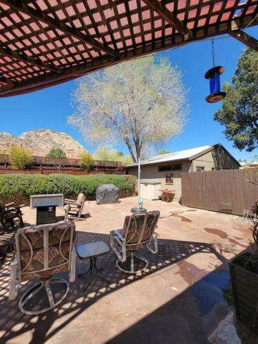 3 Bedroom With Stunning Red Rock Views! Walk To Trails!