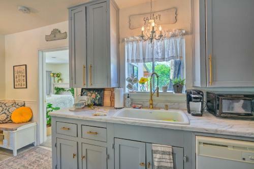 Quaint And Quiet Auburn Cottage With Private Yard