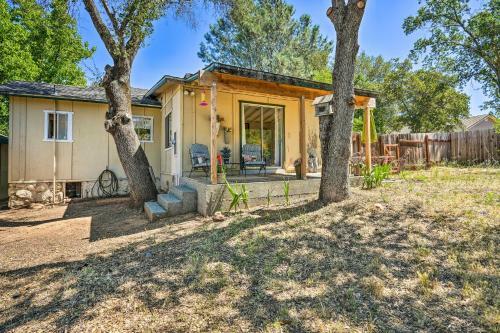 Quaint And Quiet Auburn Cottage With Private Yard