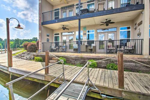 Apartamento 1st-floor Condo With Boat Dock And Lake Views!
