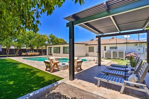 Sun-dappled Phoenix Getaway With Patio And Yard!