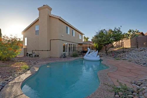 Desert Oasis With Heated Pool/convenient Location