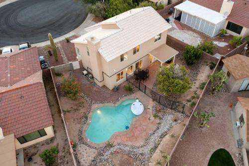 Desert Oasis With Heated Pool/convenient Location
