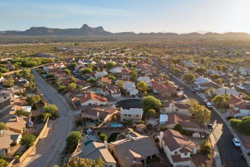 Desert Oasis With Heated Pool/convenient Location