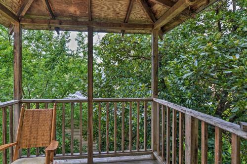Charming Apartment In Downtown Blue Lake!