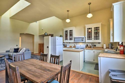 Charming Apartment In Downtown Blue Lake!