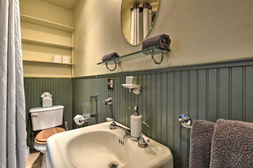 Charming Apartment In Downtown Blue Lake!