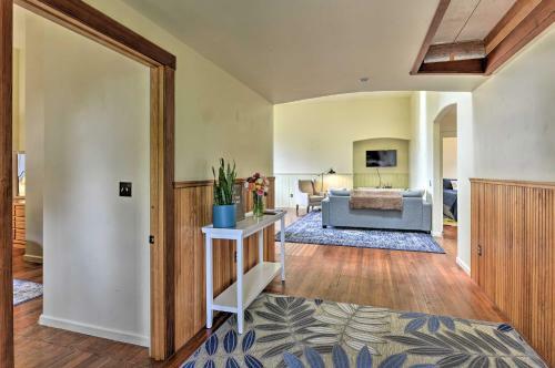 Charming Apartment In Downtown Blue Lake!