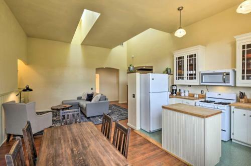 Charming Apartment In Downtown Blue Lake!
