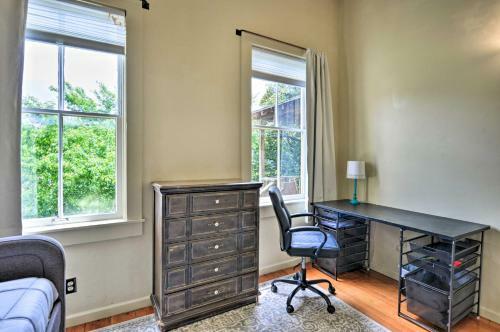Charming Apartment In Downtown Blue Lake!