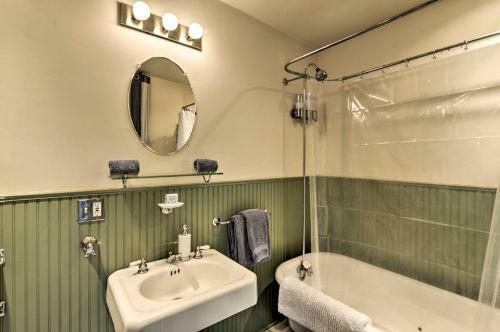 Charming Apartment In Downtown Blue Lake!
