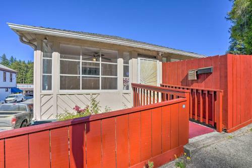 Sun-dappled Retreat With Private Back Deck!