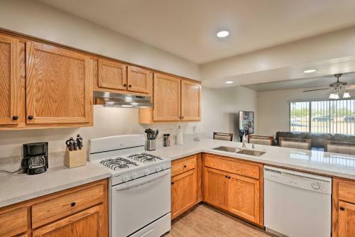 Convenient Bakersfield Townhome With Patio!
