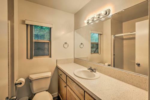 Convenient Bakersfield Townhome With Patio!