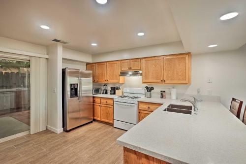 Convenient Bakersfield Townhome With Patio!
