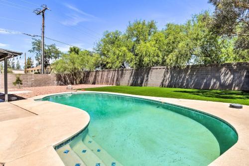 Bright Scottsdale Oasis With Modern Interior!