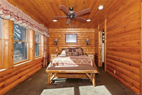 Peaceful Cabin Home With Breathtaking View!