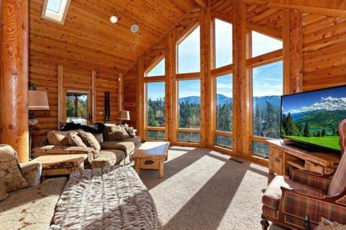 Peaceful Cabin Home With Breathtaking View!
