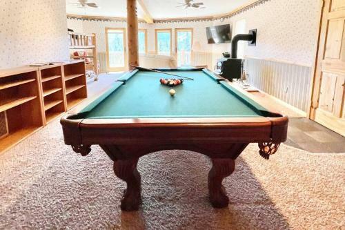 Peaceful Cabin Home With Breathtaking View!