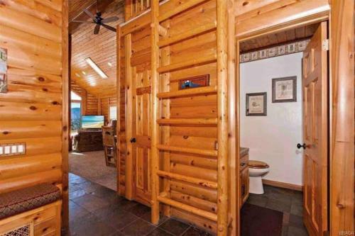 Peaceful Cabin Home With Breathtaking View!