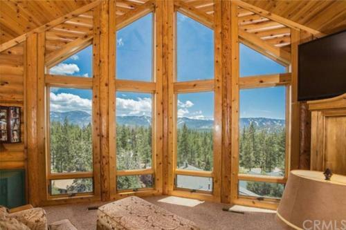 Peaceful Cabin Home With Breathtaking View!